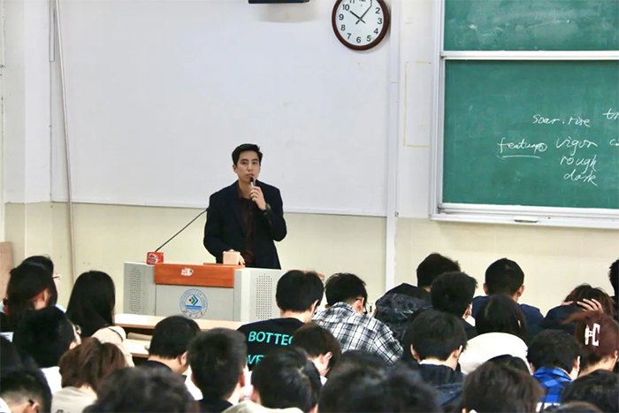 华智大数据走进济南大学，带来了一场关于“跨境电商与大数据及AI的应用”的专题讲座！