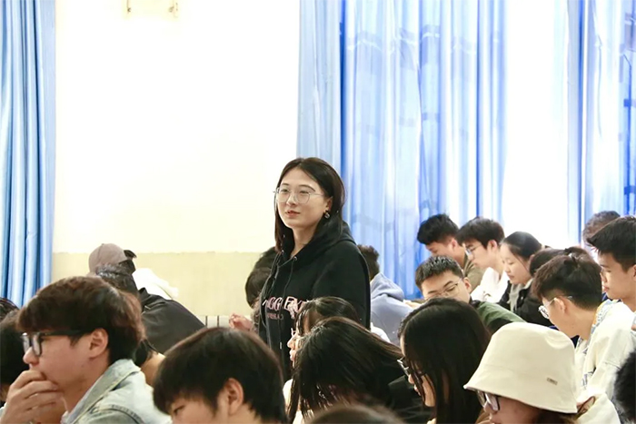 华智大数据走进济南大学，带来了一场关于“跨境电商与大数据及AI的应用”的专题讲座！