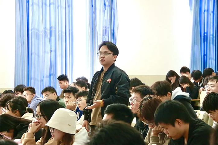 华智大数据走进济南大学，带来了一场关于“跨境电商与大数据及AI的应用”的专题讲座！