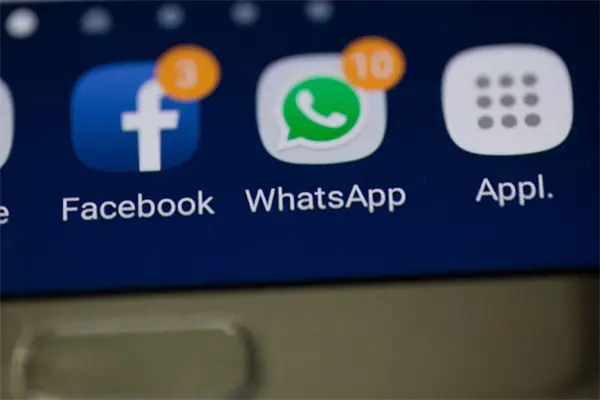 外贸社媒运营中，如何精准定位目标受众并制定内容策略？